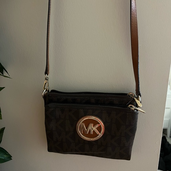 Cross body Michael Kors purse. Brown with chrome detailing - Picture 2 of 4